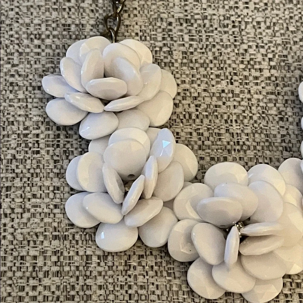 Vintage‎ Resin White Floral Necklace with Center Rhinestones